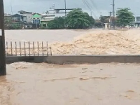 Quảng Ninh: Nước lũ bất ngờ tràn vào trụ sở xã, cuộc họp phải dừng giữa chừng