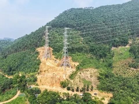 Sạt lở nham nhở, mái kè bỏ dở tại cột điện thuộc dự án 500kV Lào Cai - Vĩnh Yên