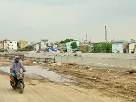 Rạch Xuyên Tâm đoạn qua Trường Đại học Văn Lang dần thành hình