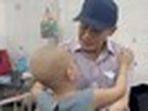 CLIP: Khoảnh khắc ấm áp của tỉ phú Johnathan Hạnh Nguyễn và các bệnh nhi