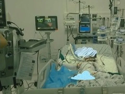 Bé trai 4 tuổi mất cả cha lẫn mẹ sau vụ cháy kinh hoàng, đang giành giật sự sống với cơ thể bị bỏng 90%