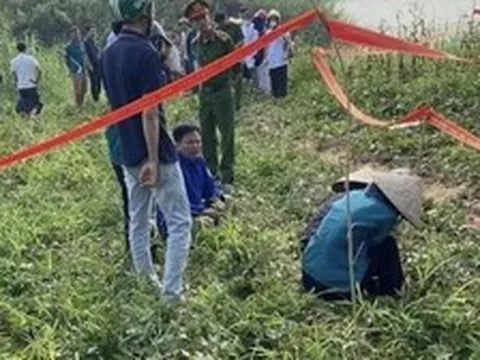 Nỗi đau gục ngã bên bờ sông Lô: Còn gì đau lòng hơn với 1 người mẹ khi phải tiễn đứa con ở độ tuổi non nớt đi thật xa