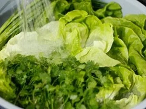 Lời khuyên cho các gia đình hay ngâm rau bằng nước muối