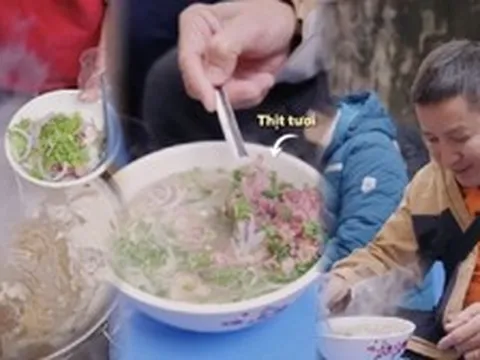 Quán phở “độc đáo” nhất Hà Nội đập thẳng thịt sống vào bát, được NSƯT Chí Trung mê mẩn ăn suốt 3 đời