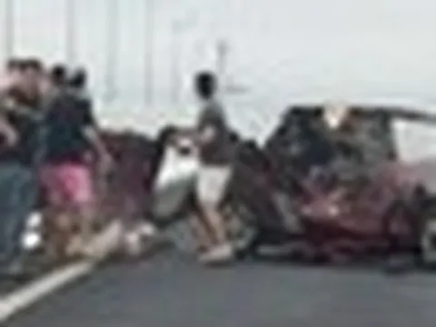 Ô tô bay nóc, biến dạng sau tai nạn trên cao tốc, 2 người thoát chết kỳ diệu