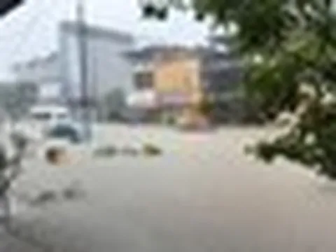Quảng Ninh hứng mưa hơn 200mm, loạt ô tô chết máy, xe tải chở than mắc kẹt