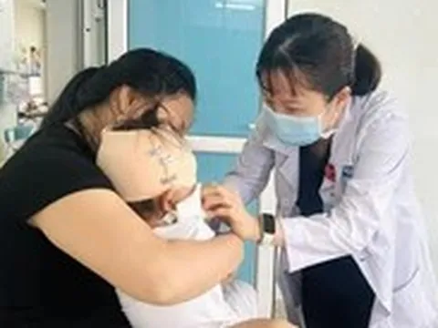 Bé 19 tháng tuổi phải nhập viện cấp cứu vì bị 2 con chó nuôi trong nhà lao vào cắn