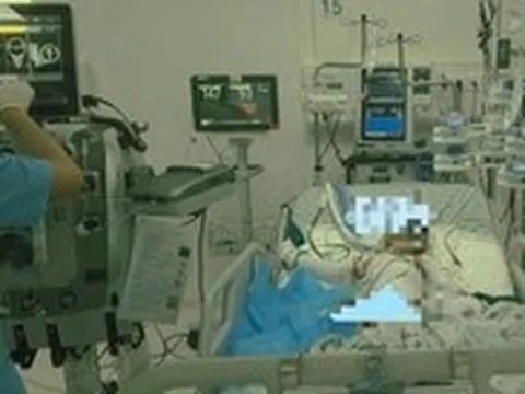 Bé trai 4 tuổi bỏng 90% cơ thể sau vụ cháy nhà thương tâm