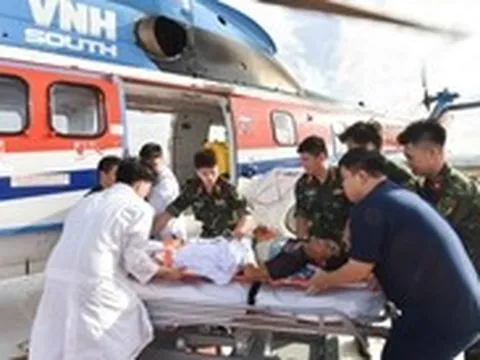 Trực thăng bay đêm đưa 2 bệnh nhân nguy kịch từ Trường Sa về đất liền