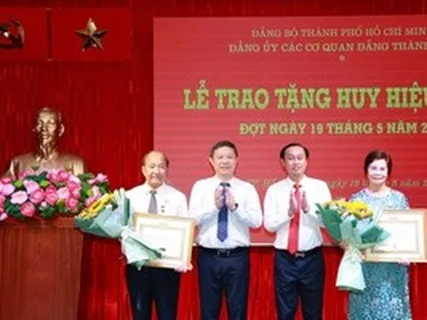 13 đảng viên Đảng bộ các cơ quan Đảng TPHCM nhận Huy hiệu Đảng đợt 19-5