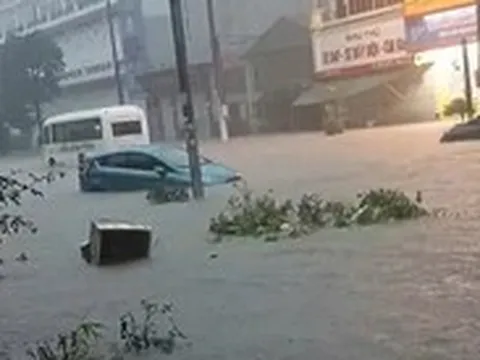 Mưa lớn kéo dài, Cẩm Phả, Quảng Ninh ngập trong biển nước