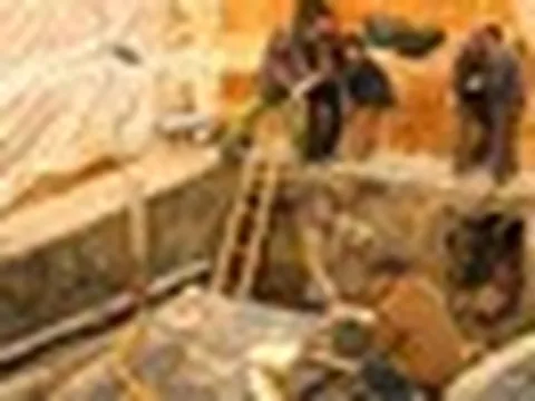 Vừa rút nước khỏi mộ cổ 2.000 năm, nhóm khảo cổ chết lặng trước bóng đen đang bò ra từ bóng tối