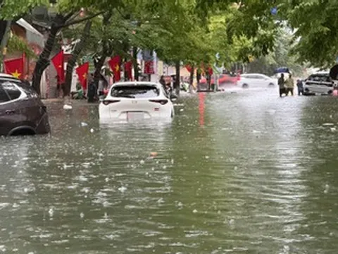 Mưa xối xả khiến phố biến thành 'sông', ô tô chết máy la liệt trên đường