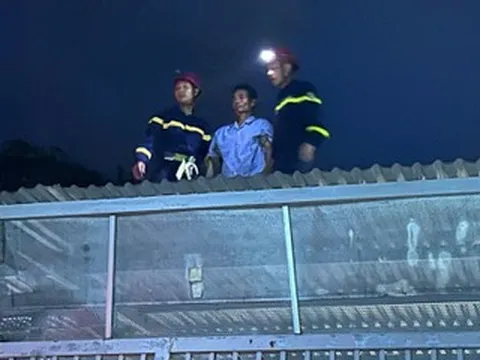 Người đàn ông lên nóc bệnh viện cố thủ, công an trèo lên cao 4m giải cứu