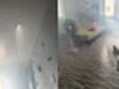 Người phụ nữ gãy chân vì vật lạ xuyên thủng mái nhà khi đang ở phòng ngủ