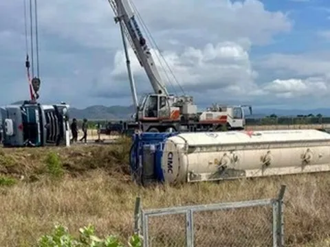 Xe bồn mất lái rồi lật nghiêng, CSGT phải tạm đóng một phần cao tốc
