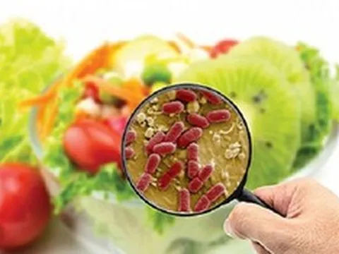 Thông tin mới nhất 27 học sinh nhập viện nghi do ngộ độc thực phẩm