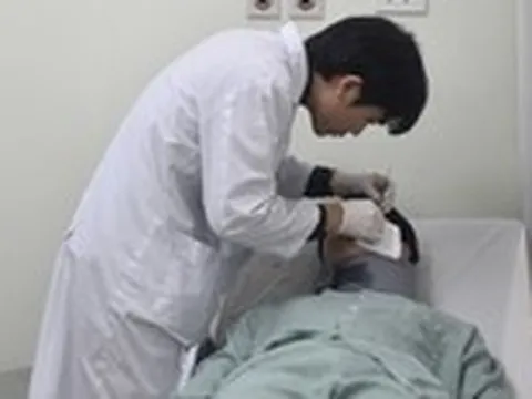 Tiêm filler tạo hình tai, ba năm sau cô gái 24 tuổi bị viêm nhiễm, áp xe