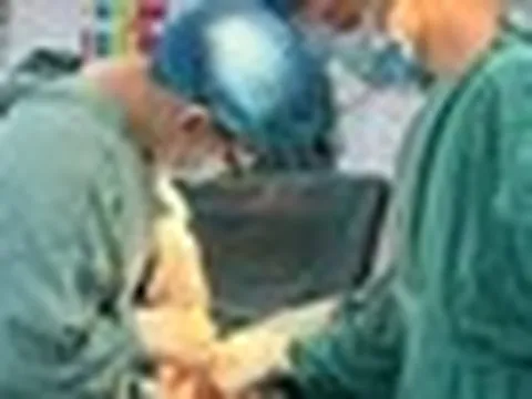 Ớn lạnh 6 mảnh dao lam sắc nhọn được lấy ra từ cơ thể 1 nữ bệnh nhân