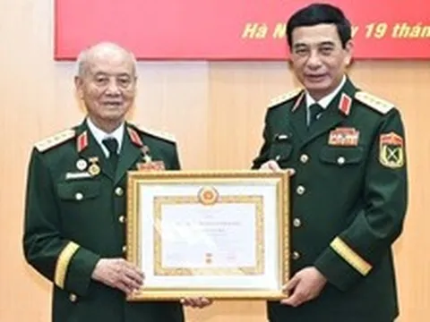 Đại tướng Phan Văn Giang trao Huy hiệu 70 năm tuổi Đảng tặng Đại tướng Phạm Văn Trà