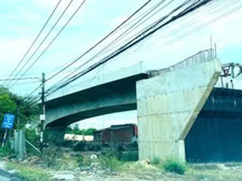 Cắm biển báo công trường thi công nhưng 2 năm trời không thấy bóng công nhân