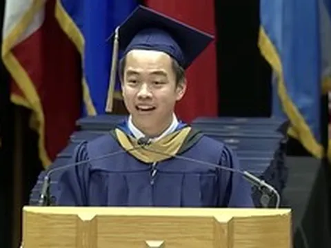 Cả khán phòng lặng đi khi Thạc sĩ người Việt hát "Ước mơ của mẹ" trong lễ tốt nghiệp tại Mỹ
