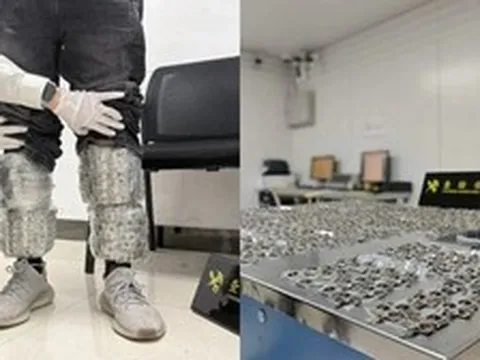 Phát hiện người đàn ông buộc 1.378 “vật lạ” quanh chân ở cửa hải quan