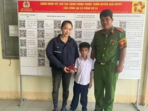 Nhặt được ví tiền, học sinh lớp 2 lập tức mang nộp công an