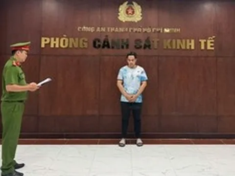 Khởi tố chủ cửa hàng bán hơn 1.400 đôi giày, dép giả thương hiệu nổi tiếng