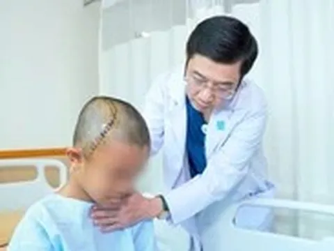 Bác sĩ ở TP.HCM mổ não tỉnh cho cậu bé 12 tuổi, cho làm toán ngay trên bàn mổ