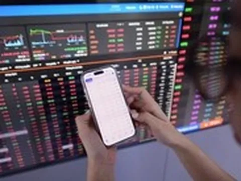 VN-Index kéo ngược 50 điểm trong vài giờ, nhà đầu tư trải qua phiên choáng váng