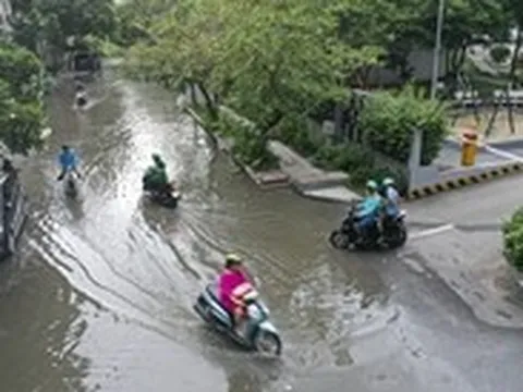 Chung cư ở khu Thảo Điền, TP.HCM vẫn bị nước ứ đọng ‘bủa vây’