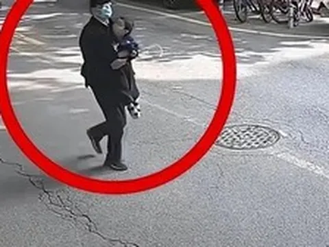 Chồng dẫn nhóm người bịt mặt "đón con" giữa phố, nữ Tiến sĩ Thanh Hoa chật vật với chuỗi ngày tìm kiếm con trong vô vọng