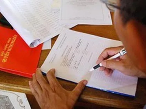 Bố mẹ chồng hào phóng cho 1,7 tỷ mua đất, lúc cầm sổ đỏ trên tay tôi mới thấm thía sự "già đời" của ông bà