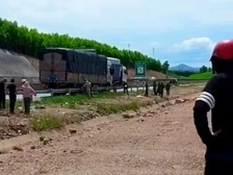 Xác minh nguyên nhân người đàn ông chết cạnh xe tải trên cao tốc Bắc - Nam