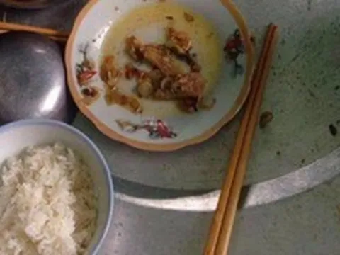 Nhìn mâm cơm chồng "để phần" lúc 3 giờ sáng sau ca làm đêm kiệt sức, tôi không khóc mà lẳng lặng gửi thẳng cho mẹ chồng