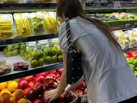 Giành hết đất tiền tỷ rồi cắt đứt liên lạc, gặp lại anh trai cả ở siêu thị, tôi chết lặng nhìn thứ anh lén nhét vào túi áo