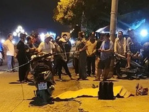 Phát hiện người phụ nữ gục chết bên cạnh xe máy