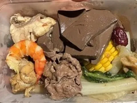 MXH tranh cãi kịch liệt xung quanh một bức ảnh "tặng đồ miễn phí": "Của cho" như thế này liệu có nên cho?