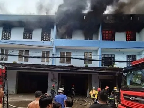 Cháy lớn tại kho điện máy ở TPHCM, hàng chục công nhân hối hả di dời tài sản