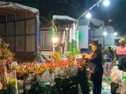Khu chợ ‘chui’ sau nghĩa trang Hà Trì bị dẹp, tiểu thương tràn ra đường bán