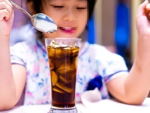 Bé gái 12 tuổi thủng ruột vì mắc sai lầm này khi uống nước theo cách "vạn người mê"