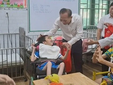 Phường Xuân Hòa thăm, tặng quà các đơn vị chăm sóc, giáo dục trẻ em đặc biệt