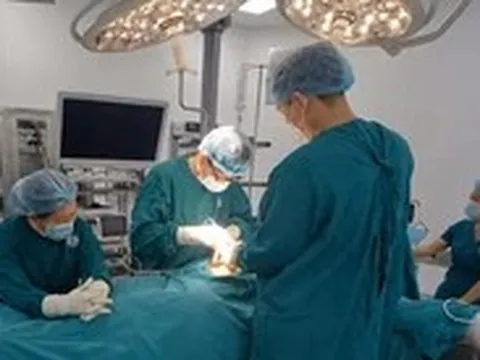 Cứu sống công nhân té giàn giáo thủng cơ hoành, rách gan