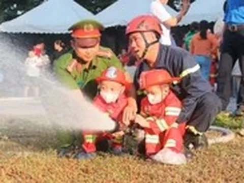 Bệnh nhi ung thư thích thú hóa thân thành lính cứu hỏa