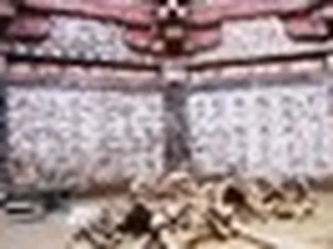 Vào mộ cổ nghìn năm, chuyên gia phát hiện điều bất thường: Đèn tắt ngấm, tường bỗng hiện đầy "bóng người"