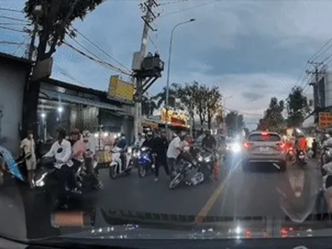 Nam thanh niên và người đàn ông dừng xe giữa đường, lao vào ẩu đả ở TPHCM