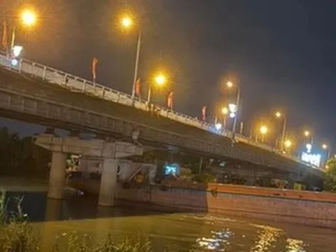 Ninh Bình: Tàu hàng mắc kẹt dưới gầm cầu Đò Quan