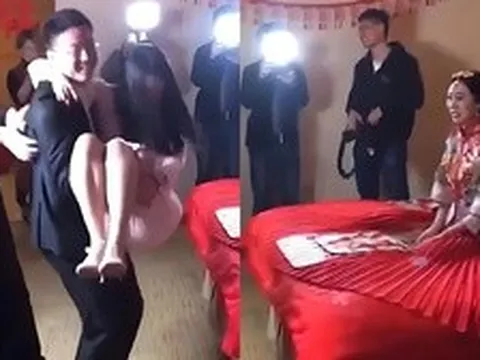 Chú rể vô tư bế thốc phù dâu trong lễ cưới, vẻ mặt của cô dâu khiến ai cũng hiểu: "To chuyện rồi"