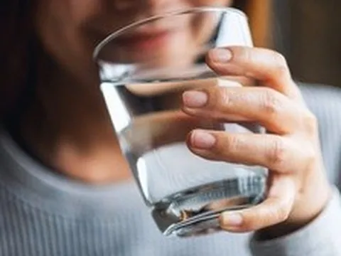 Nước uống nhiễm vi nhựa: 2 bước loại bỏ cực đơn giản